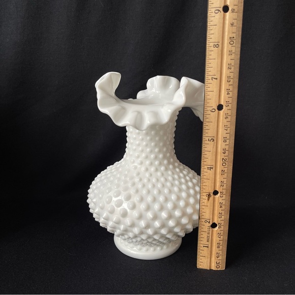 Double Crimped Vase - Fenton Hobnail Milk Glass - Vintage - Picture 4 of 6